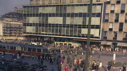 Spółdzielczy Dom Handlowy Zenit, modernistyczny budynek przy Rynku 12 (róg z ul. Warszawską), według projektu Mieczysława Króla i Juranda Jareckiego. W głębi z lewej Teatr Śląski im. Stanisława Wyspiańskiego. Katowice, 1972 r. Fot. PAP/H. Weinberg