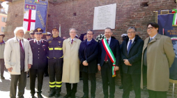 Burmistrz Bolonii Matteo Lepore (3P) podczas złożenia wieńca przy bramie miejskiej Porta Maggiore, gdzie znajduje się tablica upamiętniająca wkroczenie do miasta polskich żołnierzy, w ramach włosko-polskich uroczystości upamiętniających 79. rocznicę wyzwolenia Bolonii. Fot. PAP/S. Wysocka