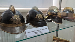 Hełmy strażackie z XIX i XX. /Źródło: Muzeum w Wodzisławiu Śląskim
