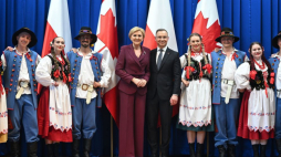 Prezydent RP Andrzej Duda (C-P) i pierwsza dama Agata Kornhauser-Duda (C-L) podczas obchodów 80. rocznicy powstania Kongresu Polonii Kanadyjskiej oddział Kolumbia Brytyjska. Vancouver, 20.04.2024. Fot. PAP/R. Pietruszka