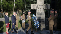Premier Estonii Kaja Kallas (P) złożyła kwiaty pod Krzyżem Katyńskim na Cmentarzu Wojskowym na Powązkach. Warszawa, 11.04.2024. Fot. PAP/T. Gzell
