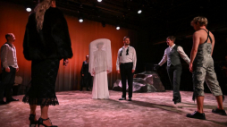 Aktor Andrzej Plata (C) podczas próby medialnej spektaklu pt. "Krwawe gody" w Teatrze im. Stefana Żeromskiego w Kielcach. Fot. PAP/P. Polak