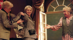 Od lewej: Zbigniew Zapasiewicz, Zofia Kucówna, Maja Komorowska podczas próby generalnej sztuki Ronalda Harwooda "Kwartet" w reż. Zbigniewa Zapasiewicza w Teatrze Współczesnym w Warszawie. 2000 r. Fot. PAP/A. Rybczyński