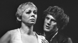 Zofia Kucówna jako Gertruda i Daniel Olbrychski jako Hamlet podczas próby generalnej w Teatrze Narodowym sztuki „Hamlet”, wg Williama Shakespeare'a, w reż. Adama Hanuszkiewicza. Warszawa, 04.1970. Fot. PAP/H. Rosiak