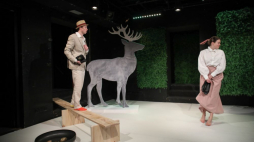 Aktorzy Piotr Kulesza (L) i Barbara Liberek (P) podczas próby medialnej spektaklu "Lekkoduch" w reż. Igora Gorzkowskiego w stołecznym Teatrze Ochoty. Fot. PAP/A. Zawada