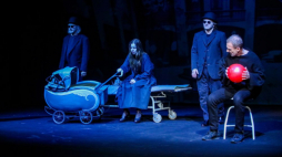 Aktorzy: Agata Kulesza (2L), Adam Cywka (P), Janusz Łagodziński (L) i Łukasz Lewandowski (2P) na próbie spektaklu "Matka" Stanisława Ignacego Witkiewicza w reż. Anny Augustynowicz na Scenie Głównej Teatru Ateneum w Warszawie. Fot. PAP/A. Zawada