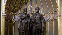Posąg Mieszka Pierwszego i Bolesława Chrobrego w Złotej Kaplicy w bazylice archikatedralnej Św. Apostołów Piotra i Pawła na Ostrowie Tumskim w Poznaniu. Fot. PAP/J. Kaczmarczyk