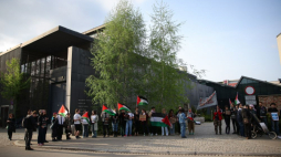 Protest przed Muzeum Sztuki Współczesnej MOCAK przeciwko wystawie izraelskiego artysty Michela Kichka "Rysownik na linii frontu". Fot. PAP/Ł. Gągulski