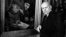 Prof. Stanisław Lorentz przy obrazie „Poborcy podatków” Marinusa van Reymerswaele w Muzeum Narodowym w Warszawie. Fot.PAP/CAF/E. Uchymiak
