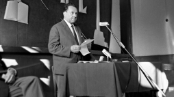 Sesja wyjazdowa w Przeroślu w 1964 r. działającego przy Związku Literatów Polskich (ZLP) Klubu Literatów Krąg, zrzeszającego m.in. twórców katolickich związanych ze Stowarzyszeniem PAX. Na zdjęciu: przemawia pisarz Jalu Kurek. Fot. PAP/M. Stankiewicz
