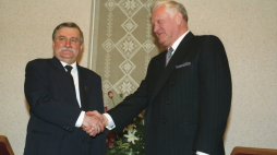 Prezydent Lech Wałęsa i prezydent Republiki Litewskiej Algirdas Brazauskas przed rozpoczęciem rozmów przed podpisaniem traktatu polsko-litewskiego w 1994 r. Fot. PAP/M. Belina Brzozowski