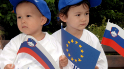 Dzieci z flagami UE i Słowenii w Brukselii. PAP/EPA/Y. Boucau