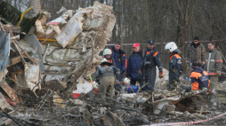 Służby pracujące przy wraku rządowego Tu-154 11.04.2010 r. EPA/S. Chirikov Dostawca: PAP/EPA