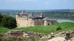Zamek w Chocimiu - twierdza na wysokim, skalistym brzegu rzeki Dniestr. Twierdzę zbudowano w latach 1325-1380 w celu obrony Rzeczypospolitej przed najazdami Imperium Osmańskiego i turecko-mołdawskimi. Fot. PAP/Z. Żyburtowicz