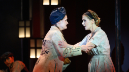 Odtwórczyni roli Ireny Judyta Wenda (P) oraz Agnieszka Wawrzyniak (L) w roli Pani Grindberg podczas próby medialnej spektaklu „Irena. Historia I. Sendlerowej” w Teatrze Muzycznym w Poznaniu, 25 bm. PAP/J. Kaczmarczyk