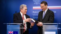 Minister spraw zagranicznych RP Radosław Sikorski (P) oraz wicepremier, szef MSZ Nowej Zelandii Winston Peters (L). PAP/A. Zawada