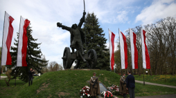Wicepremier, minister obrony narodowej Władysław Kosiniak-Kamysz (P) złożył kwiaty pod pomnikiem Bartosza Głowackiego w Racławicach. PAP/Łukasz Gągulski