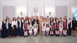 Prezydent RP Andrzej Duda (C-L) i pierwsza dama Agata Kornhauser-Duda (C-P) podczas uroczystości związanej z podsumowaniem Akcji Pomocy Polakom na Wschodzie w latach 2020-2023 w Pałacu Prezydenckim w Warszawie. Fot. PAP/M. Obara