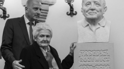 Wdowa po Tadeuszu Różewiczu Wiesława Różewicz (2L) i prezydent Wrocławia Rafał Dutkiewicz (L) podczas odsłonięcie marmurowego popiersia Tadeusza Różewicza w Galerii Sławnych Wrocławia. 14.11.2017. Fot. PAP/M. Kulczyński