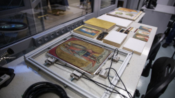Prezentacja laboratorium Instytutu Katalizy i Fizykochemii Powierzchni PAN im. Jerzego Habera w Krakowie, która towarzyszyła briefingowi dot. projektu Grieg. Kraków, 12.04.2024. Fot. PAP/Ł. Gągulski