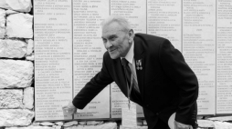 Sprawiedliwy wśród Narodów Świata Tadeusz Stankiewicz przy tablicy upamiętniającej Sprawiedliwych wśród Narodów Świata w Yad Vashem w Jerozolimie. 2018 r. Fot. PAP/A. Guz