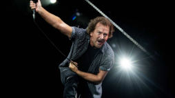 Eddie Vedder, lider Pearl Jam. 2022 r. Fot. PAP/EPA