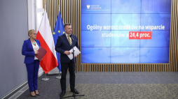 Minister nauki Dariusz Wieczorek (P) oraz podsekretarz stanu w MNiSW Maria Mrówczyńska (L) podczas konferencji prasowej dot. zwiększenia środków finansowych na pomoc materialną dla studentów. Fot. PAP/A. Zawada