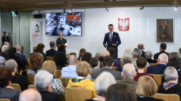 Marszałek Szymon Hołownia przemawia podczas uroczystości nadania sali 111 w sejmowym budynku "U" imienia Henryka Wujca. Fot. PAP/L. Szymański