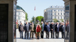 Uroczystość z okazji 105. rocznicy powstania Związku Inwalidów Wojennych Rzeczypospolitej Polskiej przed Grobem Nieznanego Żołnierza na pl. Piłsudskiego w Warszawie. Fot. PAP/T. Gzell