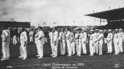 Otwarcie Letnich Igrzysk Olimpijskich w Paryżu. Widoczna reprezentacja Polski. Stadion sportowy Colombes (właściwa nazwa Stade olympique Yves-du-Manoir). 1924 r. Fot. NAC