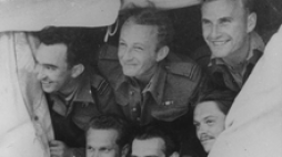 Bohdan Arct (u góry w środku) wraz z pilotami polskiego dywizjonu. Fot. Wikipedia