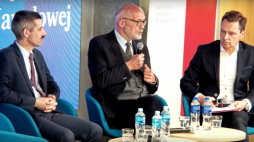 Mirosław Szumiło, Andrzej Nowak i prowadzący debatę Krzysztof Ziemiec podczas dyskusji w Przystanku Historia. Źródło: Youtube IpnTV.