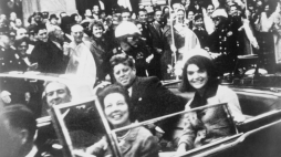 Prezydent USA John F. Kennedy na chwilę przed zamachem. /Źródło: Wikipedia