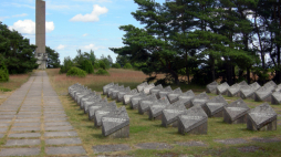 Sowiecki cmentarz poległych w czasie walk oTehumardi na Saremie. Fot. Wikipedia.