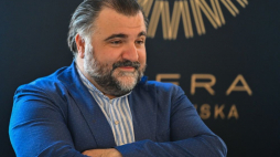 Dyrygent Georgios Balatsinos podczas konferencji prasowej dot. premiery spektaklu "Włoszka w Algierze" w foyer Opery Wrocławskiej. Fot. PAP/M. Kulczyński