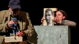 Aktorzy Wiesław Czołpiński (L) i Mateusz Smaczny (P) na próbie medialnej spektaklu "GPS" w reżyserii Marii Żynel w Teatrze Lalek w Białymstoku. Fot. PAP/A. Reszko