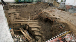 Widok części antycznego teatru greckiego odkrytego podczas prac budowlanych w Menidi na przedmieściach Aten. 2007 r. Fot. PAP/EPA