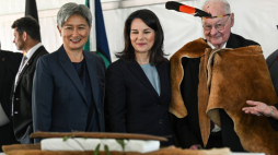 Szefowa MSZ Australii Penny Wong (L), niemiecka minister spraw zagranicznych Annalena Baerbock i Lewis O’Brien z plemienia Kaurna. Adelajda, 03.05.2024. Fot. PAP/EPA