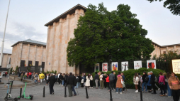 Kolejka zwiedzających przed siedzibą Muzeum Narodowego w Warszawie podczas Nocy Muzeów. Fot. PAP/R. Pietruszka
