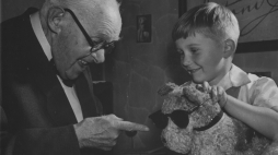 Antoni Fertner z synem Antonim w swoim mieszkaniu. Kraków 1956 r. PAP/Jan Tymiński 
