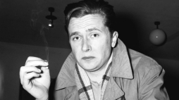 Marek Hłasko, prozaik i scenarzysta filmowy, w swoim mieszkaniu przy ul. Częstochowskiej na warszawskiej Ochocie w 1957 r. Fot. PAP/A. Mottl