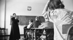 Lekcję religii w klasie I b stołecznego Liceum Ogólnokształcącego im. Zamoyskiego prowadzi ksiądz z parafii Świętego Krzyża, 1990 rok. PAP/CAF/Witold Jablonowski