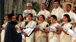 Chór „Zumoro” Prawosławnego Seminarium Teologicznego Kottayam z Indii śpiewa podczas XIX Międzynarodowego Festiwalu Muzyki Cerkiewnej w 2000 r. PAP/Zdzisław Lenkiewicz