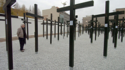 Krzyże upamietniające osoby zabite podczas próby przedostania się na Zachód ustawione w pobliżu dawnego muru berlińskiego. Fot. DPA/PAP T. Brakemeier