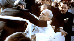 Jan Paweł II chwilę po zamachu z 13 maja 1981 roku, fot. ANSA FILES/EPA