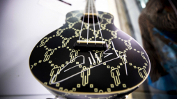 Ukulele z podpisem amerykańskiej piosenkarki Billie Eilish. PAP EPA/Etienne Laurent 