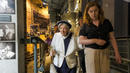 Uczestniczka Powstania Warszawskiego Zofia Czekalska „Sosenka” podczas swoich 100. urodzin w Muzeum Powstania Warszawskiego w lipcu 2023 r. Fot. PAP/Kalbar 