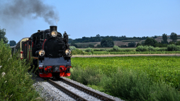 Zabytkowy parowóz Px48-1920 na stacji kolejki wąskotorowej w Łopuszce Wielkiej w 2023 r. Fot. PAP/D. Delmanowicz
