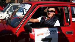 Sobiesław Zasada w Krakowie przed wyjazdem grupy ośmiu fiatów 126p, które przejadą 1700 kilometrów z Krakowa na Monte Cassino. Fot. PAP/Ł. Gągulski