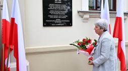 Córka pisarza Marta Herling podczas uroczystości odsłonięcia tablicy pamiątkowej ku czci pisarza Gustawa Herlinga-Grudzińskiego na murach Pedagogicznej Biblioteki Wojewódzkiej w Kielcach. Fot. PAP/P. Polak